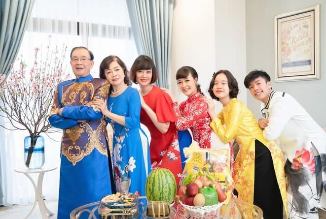 Nghệ sĩ Vân Dung và con trai Long Vũ.