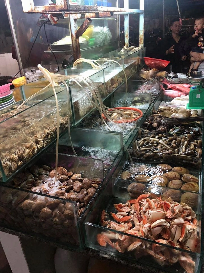 Nhà hàng Bờ Kè 888 với không gian thoáng đãng, thích hợp ăn khuya ở Phan Thiết