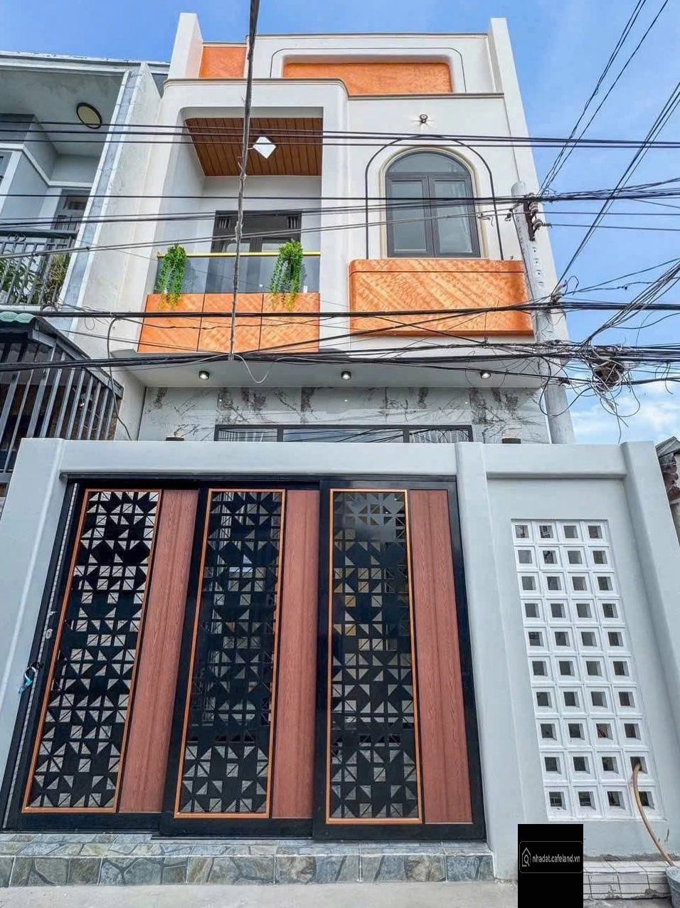 Nhà trệt lầu mới hẻm đường Bình Hưng - Vướng quy hoạch lộ giới