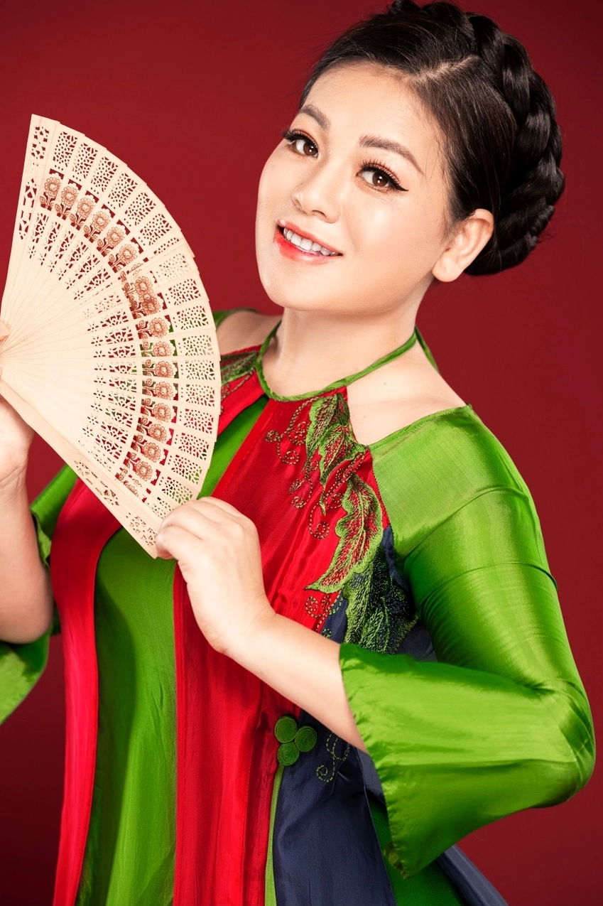 Nữ ca sĩ Anh Thơ trong một buổi chụp hình.