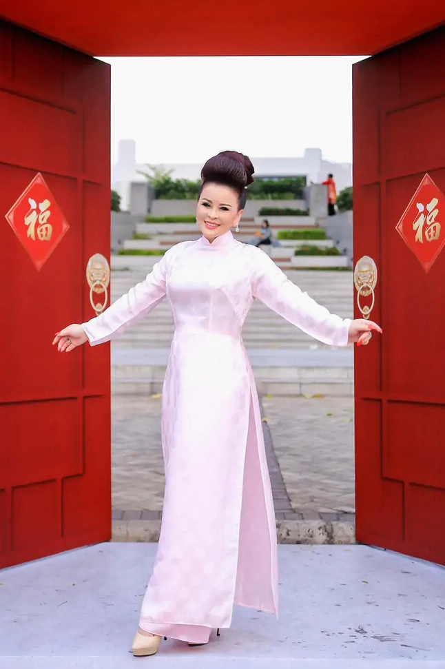 Phong cách thời trang và kiểu tóc của Ngô Thúy Uyên