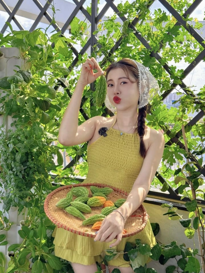 Phương Thoa thể hiện sự duyên dáng qua các video