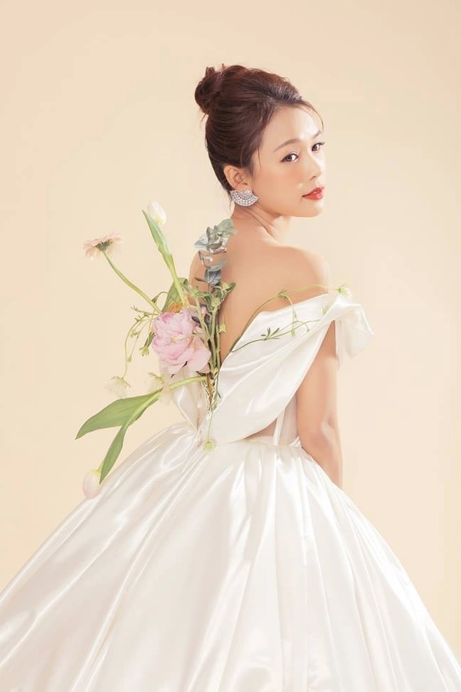 Sam xinh đẹp trong trang phục cưới