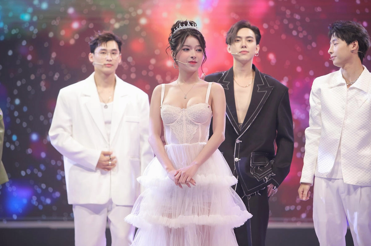 Sự xinh đẹp của nữ chính Wony khiến dàn khách mời đứng ngồi không yên