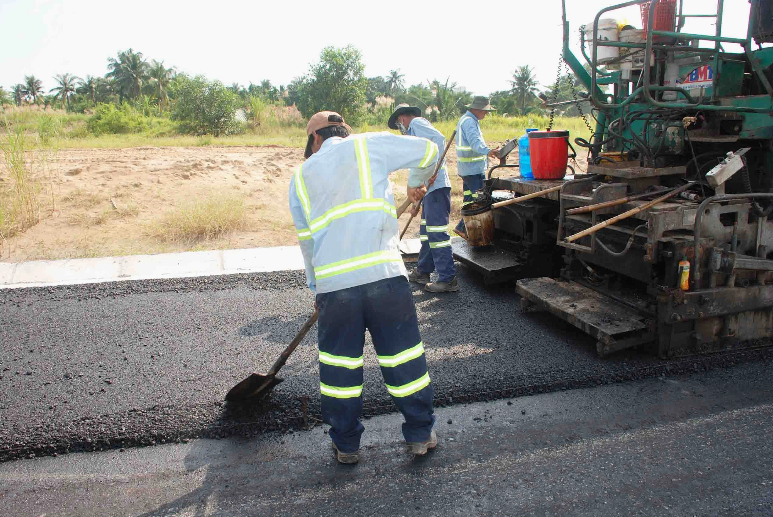 Thi công thảm nhựa tại KDC Vĩnh Phú I - Giai đoạn 2