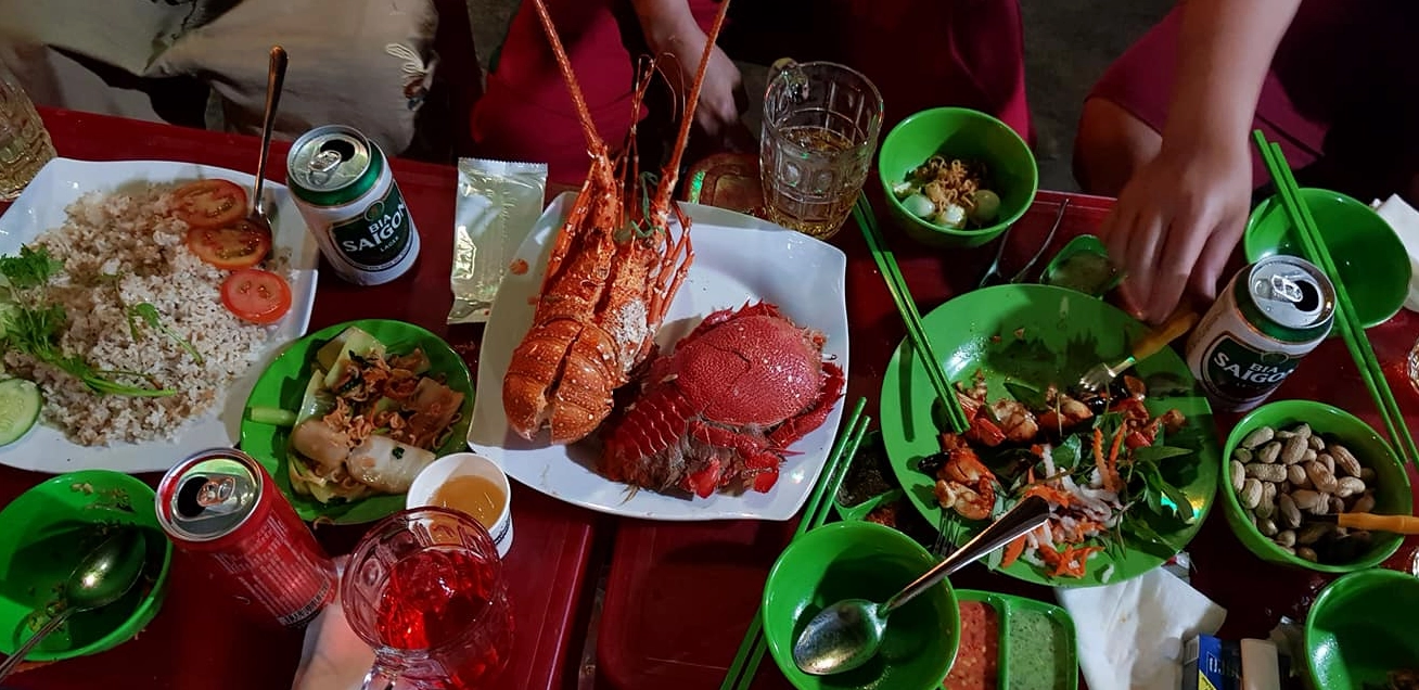 Thực đơn phong phú tại quán Thịnh Phát cho bữa ăn khuya ở Phan Thiết