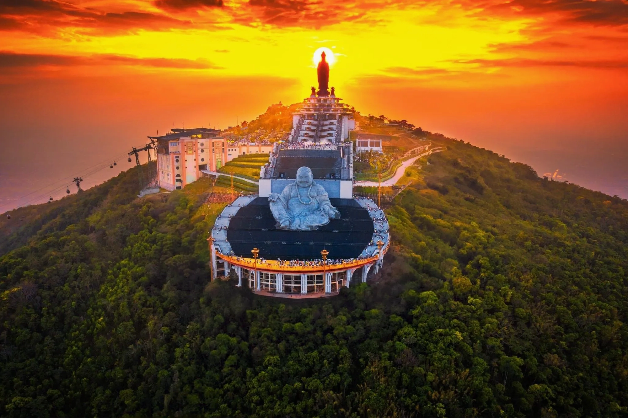 Toàn cảnh núi Bà Đen với mây bao phủ