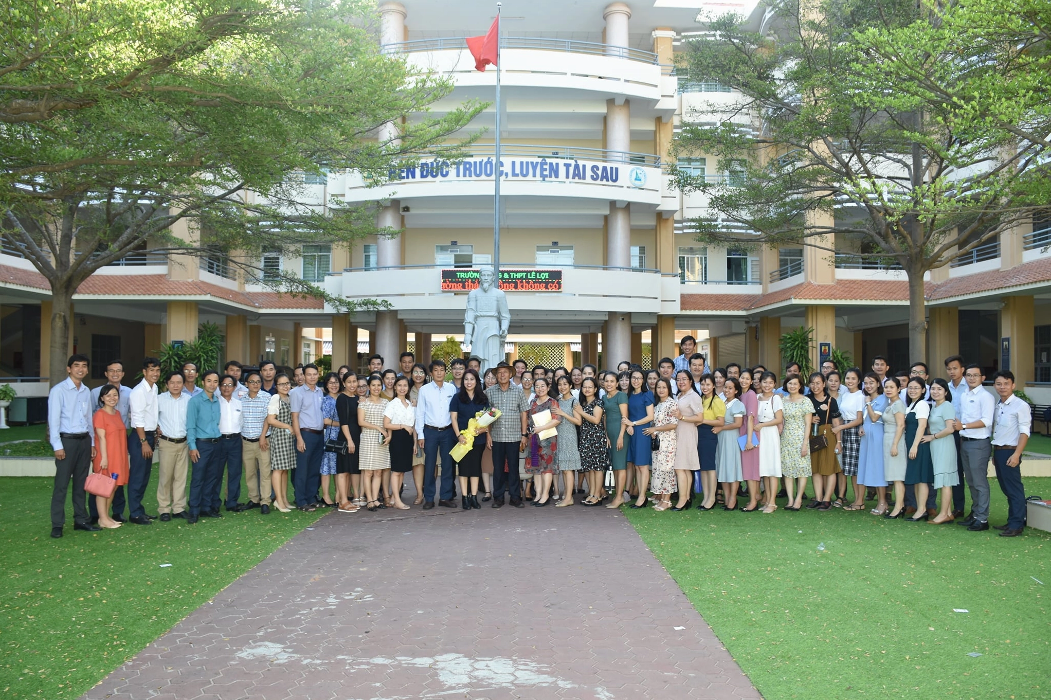Trường THCS & THPT Lê Lợi - Phan Thiết - Khuôn viên xanh sạch