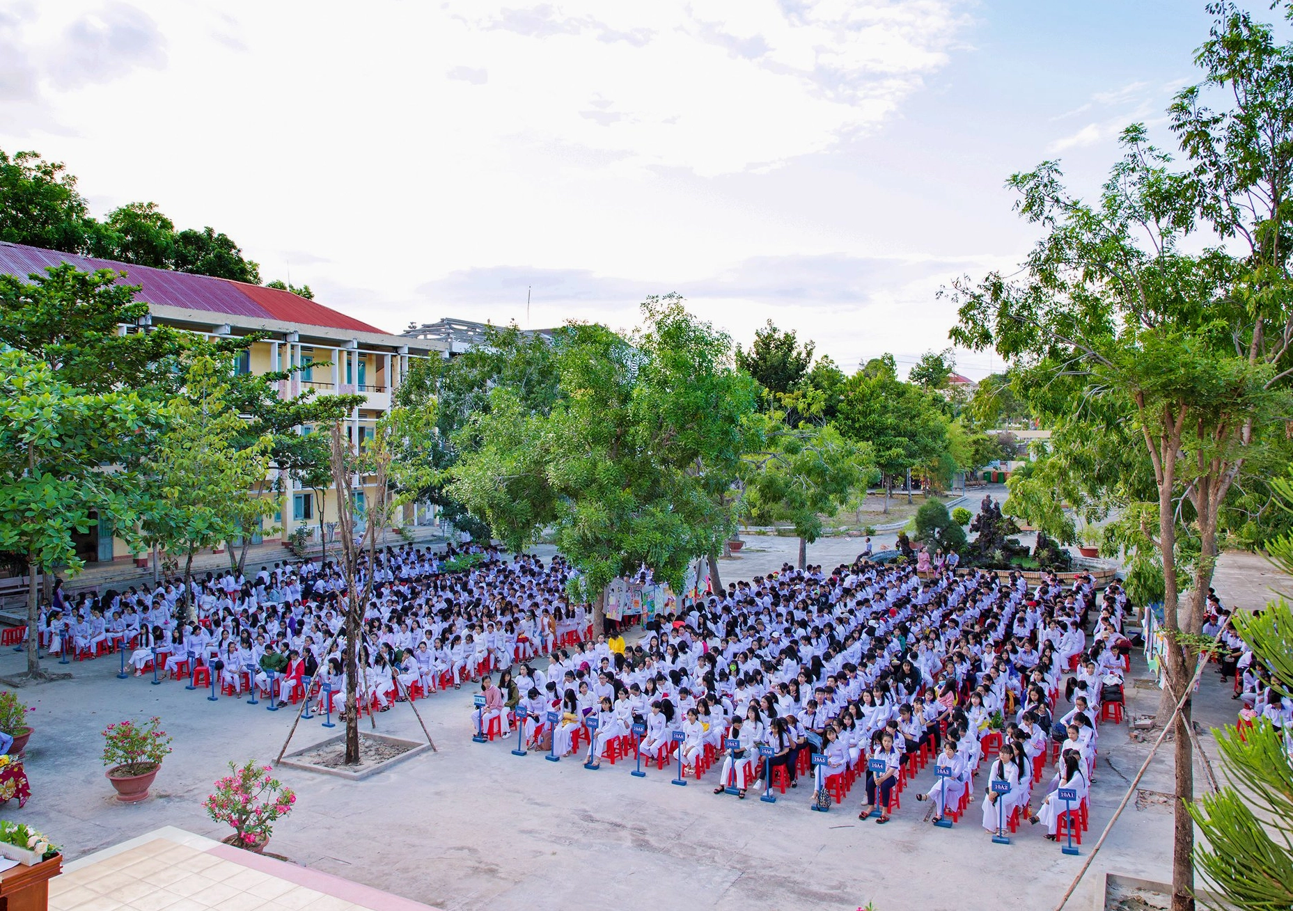 Trường THPT Nguyễn Huệ - Buổi học ngoại khóa