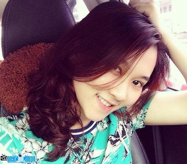 Vẻ duyên dáng của BTV Khánh Trang