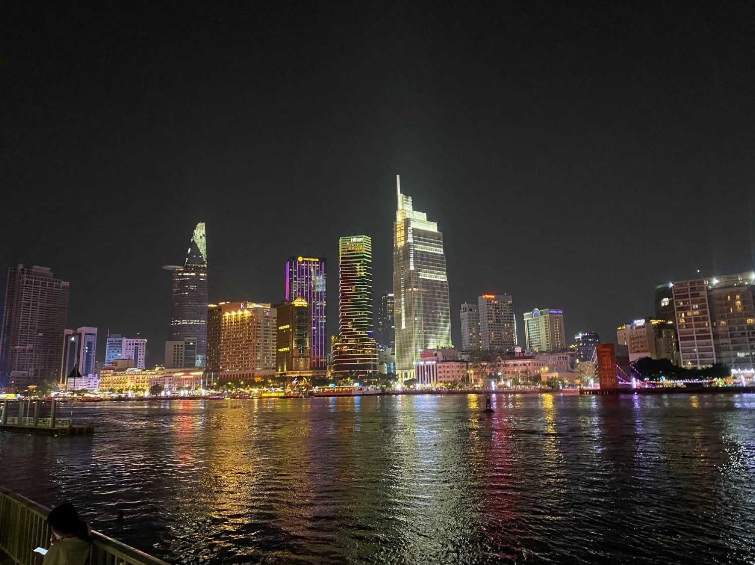 View bờ sông Sài Gòn từ công viên