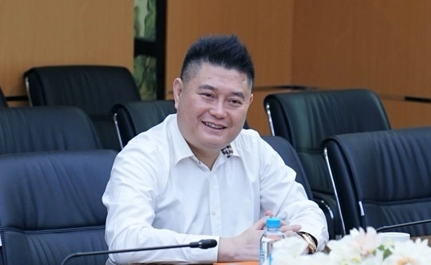 vo-bau-thuy-la-ai-he-lo-danh-tinh-gay-chu-y_376
