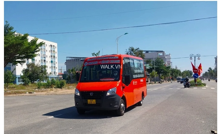 Xe buýt Phương Trang đang di chuyển tại Ninh Thuận