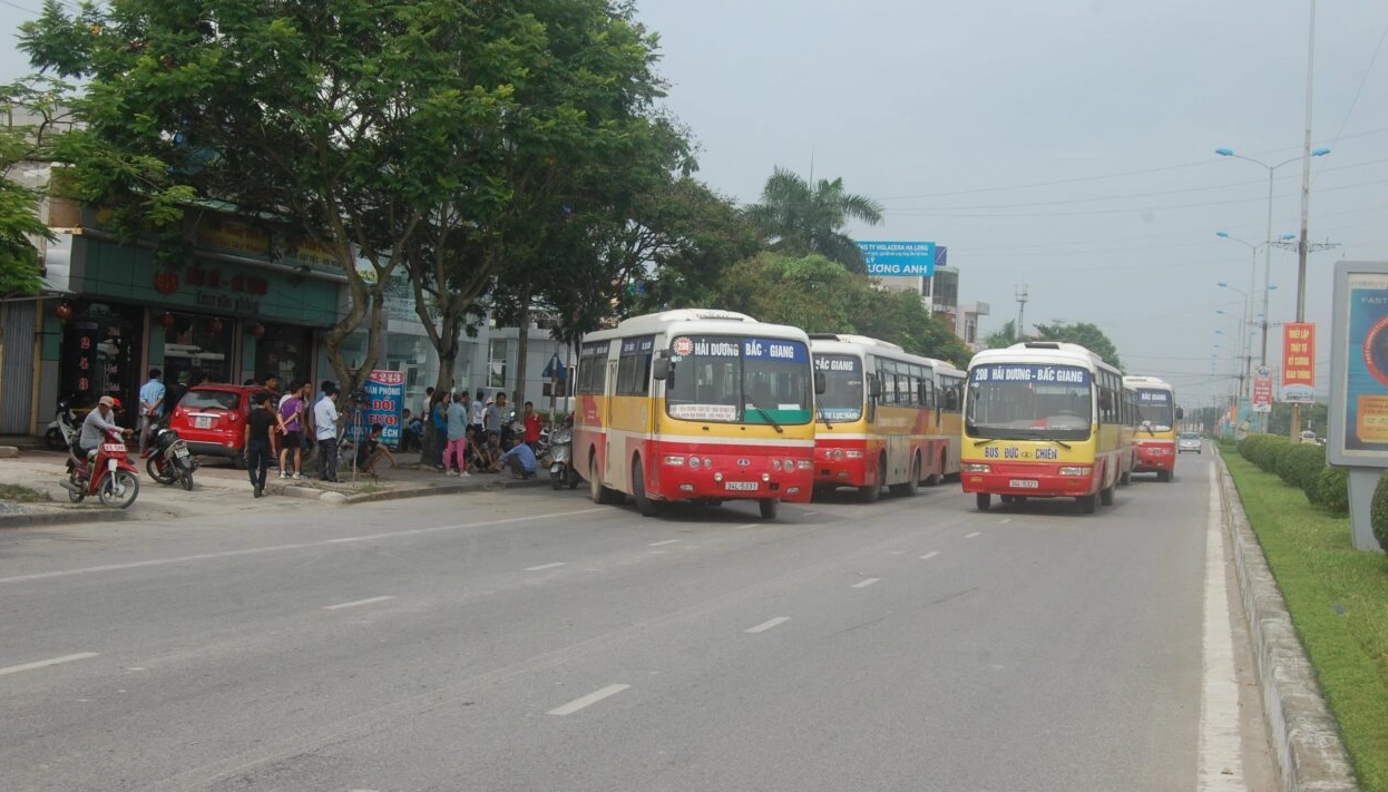 Xe buýt trên đường di chuyển giữa Hải Dương và Hưng Yên