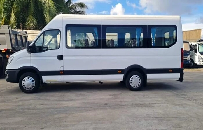 Xe khách di chuyển trên cung đường ven biển Bình Thuận
