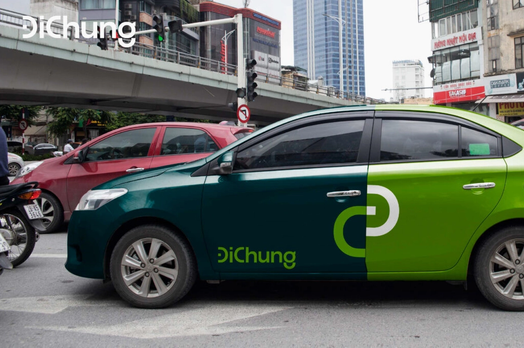 Xe taxi di chuyển trên đường phố Hà Nội, minh họa tuyến đường Hoàng Mai Cầu Giấy