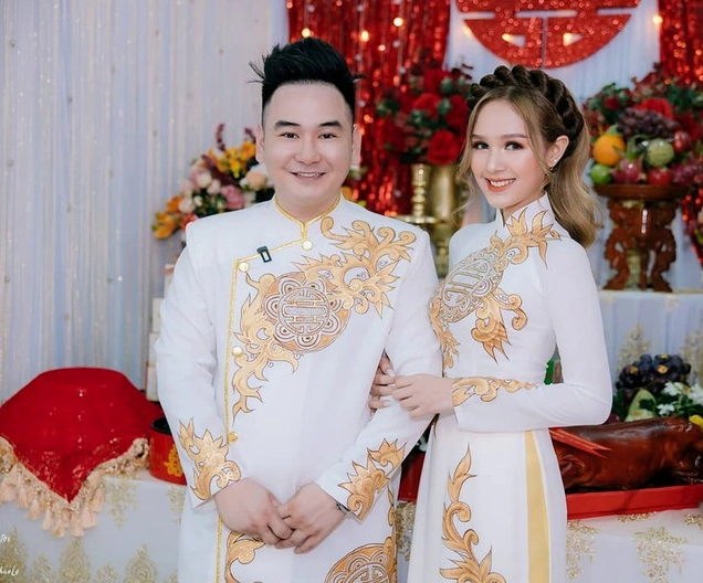 Xemesis bên cạnh chiếc xe sang, thể hiện sự giàu có.